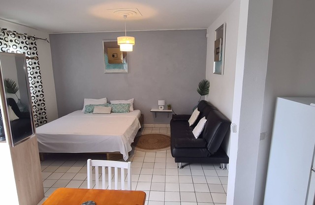 Fully equipped - 5 minutes from the airport (Shuttle possible)