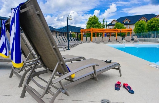 Fully furnished 2-bed/2-bath condo in Radium Hot Springs, BC, CAN - sleeps 6.