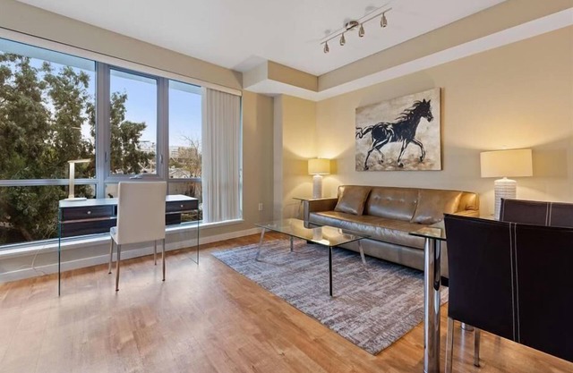 Fully Furnished 1BR nr Airport | AC, Wifi, Full Kitchen w/Dining