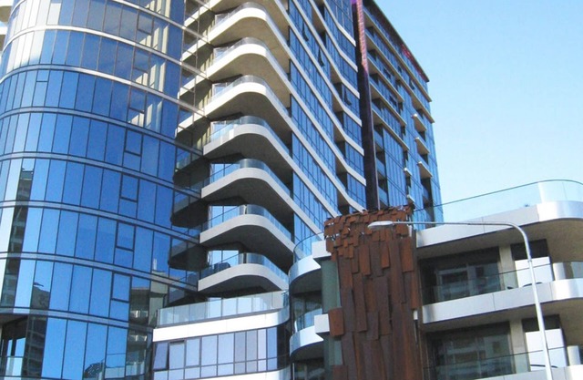 Fully furnished apartment adjacent to CBD and ANU, with lake and mountain views.