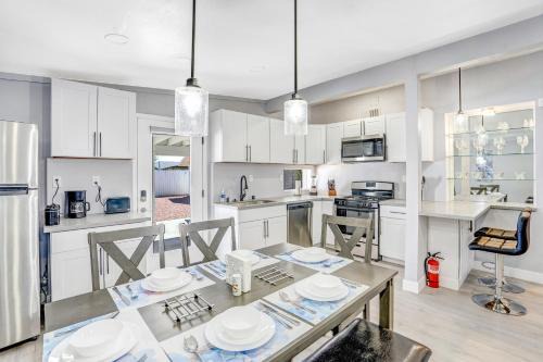 Fully Remodeled, Landscaped, King Beds, Desk Space
