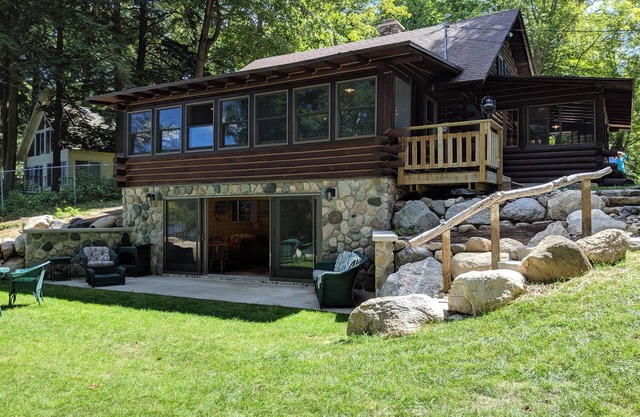 Fully Restored Lakefront Cabin on Stony Lake