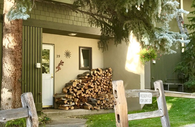 Fully Updated, Beautiful Town Home On Vail Bus Line