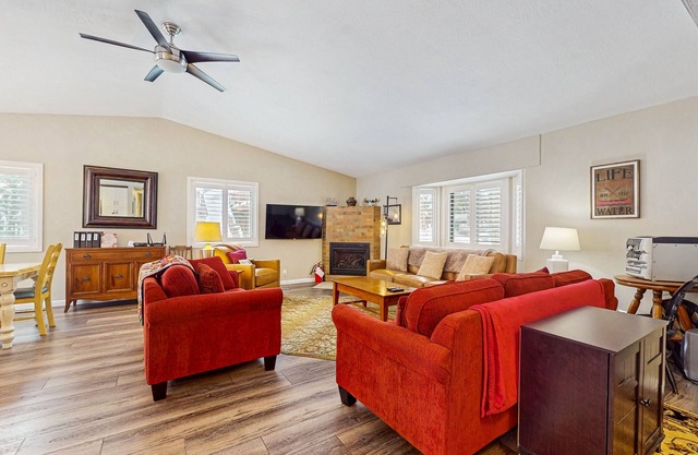 Fully updated home near the lake with full kitchen & free WiFi