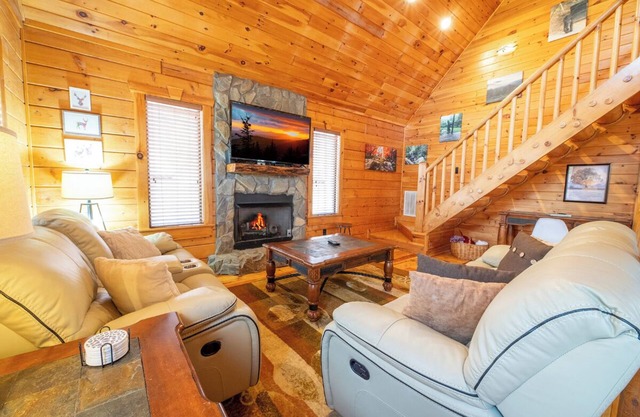 *Fun 2BD Cabin w/GAMES! Hot Tub + Shared Pool*