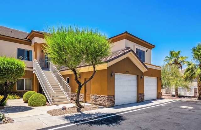 FUN 3 Bedroom w/Bonus room and 3 Full Bathroom Condo