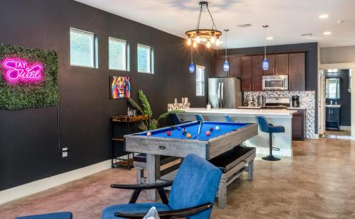 Fun 4BR Near Downtown with Games & Firepit