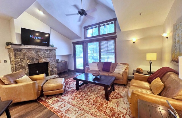 Fun Awaits! Ski-In Pools Hot Tubs Walk to Main St