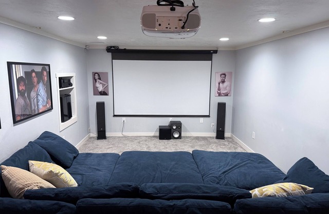 Fun, Cosy, Theater Basement!