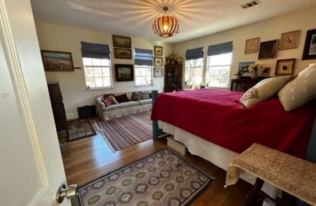 Fun House in SOCO - Austin Original - Pet Friendly, Huge Primary Bed/Bath!