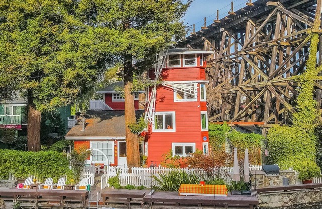 Fun Luxurious Property! 5 min walk to BEACH, Hot tub, putting green, fire-pit!