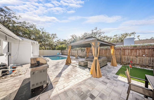 Fun Oasis! Private Pool, Hammock, Golf, Grill, and Arcade!