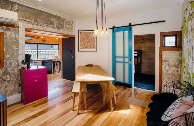 Fun Times in Fitzroy - eclectic bungalow by beach