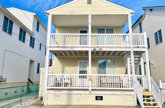Furbaby Friendly 2nd Floor Duplex
