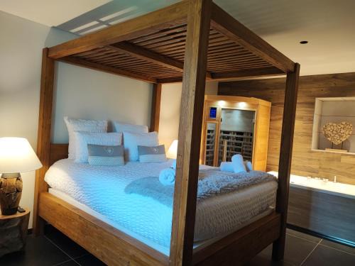 Géraniums Et Neige Fraîche, Maison d'Hôtes avec balnéo massante et sauna privatifs dans certaines suites haut standing