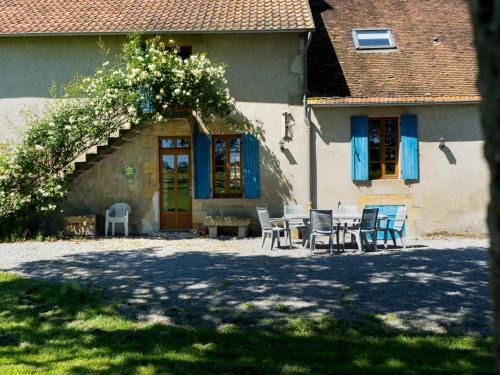 Gîte à la Ferme avec Piscine et Wifi à Souvigny - FR-1-489-231