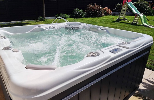 Gîte Avec Très Belle vue mer SPA Jacuzzi à Sables D'or les Pins 400m de la Plage
