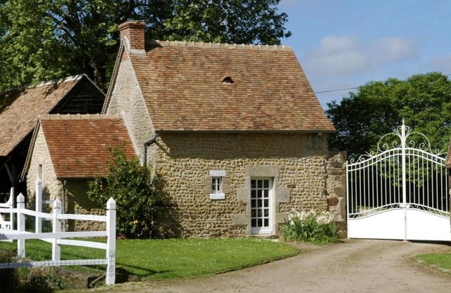 Gîte charmant avec piscine chauffée, tennis et jardin près de Beaumont-sur-Sarthe - FR-1-410-214