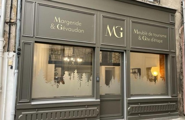 Gîte confortable à Saugues pour randonneurs, 3 chambres spacieuses avec salle d'eau privative - FR-1-582-365