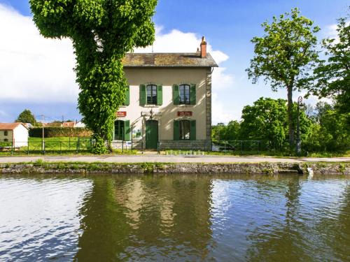 Gîte d'étape sur le Pont-Canal de Briare - FR-1-590-454