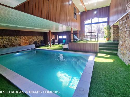 Gîte de charme avec piscine intérieure chauffée, 12/14 personnes - FR-1-496-346
