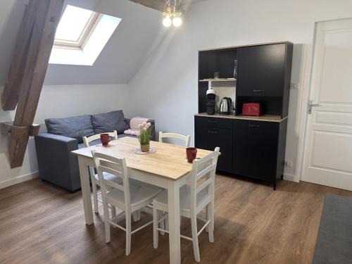 Gîte Jaune : Évasion Nature avec Animaux et Confort Inclus - FR-1-489-560