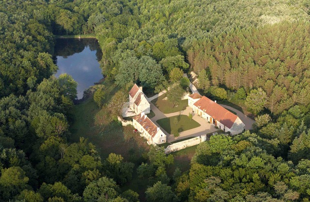 Gîte "L'Abloux" du Ris de Feu de 160 ha avec Piscine chauffée, Spa et Sauna