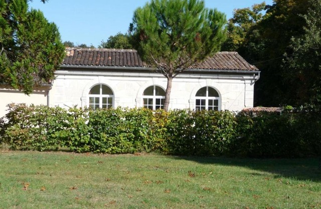 Gîte paisible avec jardins privatifs à Cognac, proche des sentiers de randonnée, animaux acceptés - FR-1-653-178