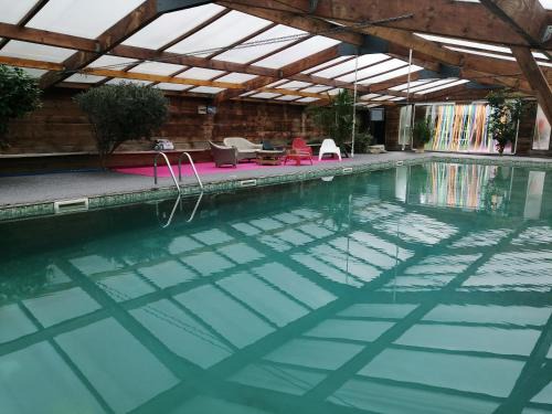 Gîte, piscine L'Ange Blanc 28 personnes