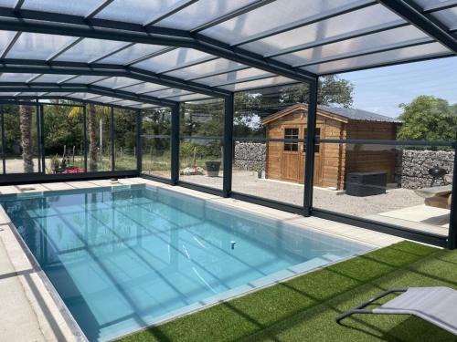 Gîte rénové avec piscine chauffée couverte, climatisation, proche randonnées et attractions locales - FR-1-489-471