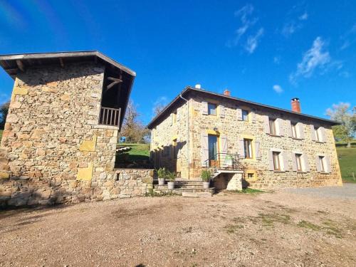 Gîtes Champêtres Rénovés avec Terrasse, Jardin, et Activités pour Familles et Amis - FR-1-496-304