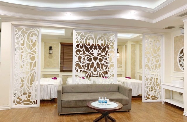 GALINA provides accommodation with a garden, a bar and a private pool area.