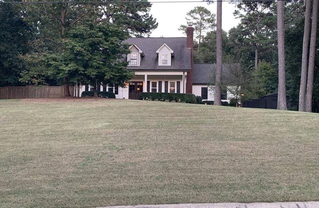 “Game-Day Retreat: 3BR Home Minutes from Vaught Hemingway & The Square”