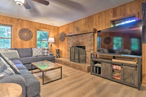 Game Room and Fire Pit Weaverville Family Home!