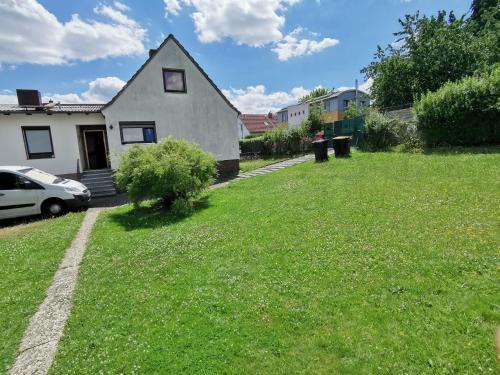 Ganzes Ferienhaus in Kassel, mit umzäunten 1000qm Grundstück, Komfort Küche, 4 Schlafzimmer, 8 Betten, Free WiFi, Top Lage und so privat wie zu Hause, ideal für Familien mit Kindern