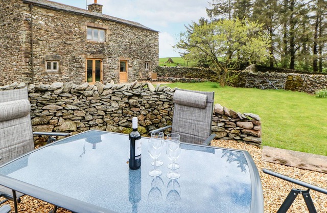 GARDEN COTTAGE, character holiday cottage in Ravenstonedale