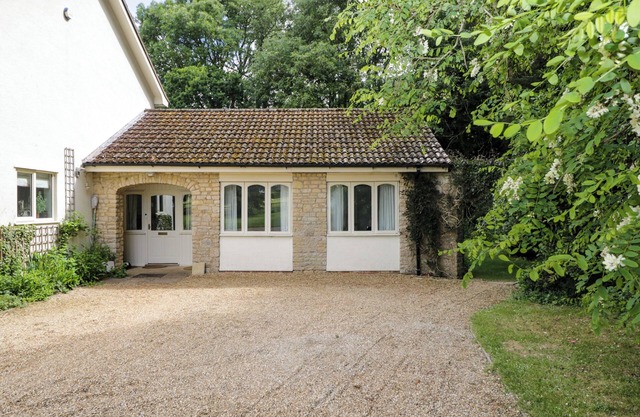 GARDEN COTTAGE, pet friendly, with a garden in Acton Turville