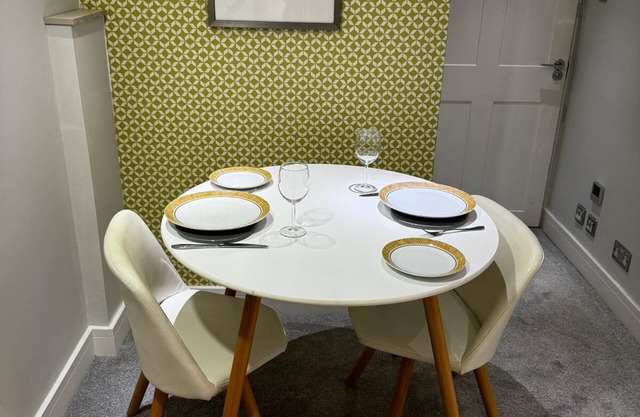 Garden Mews - 2 bedroom - Harrogate Town Centre - Patio area