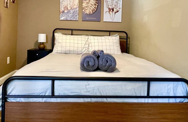 Garden Studio, access to I-93 to Airport, Tufts U, Hiking & Chevalier Theater.