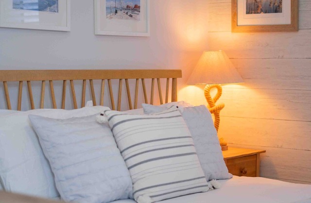 Garden studio, own entry, shared kitchen. Close to beach, bars and shops