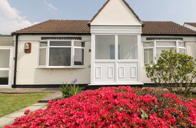 GARDEN VIEW, pet friendly, character holiday cottage in Newquay