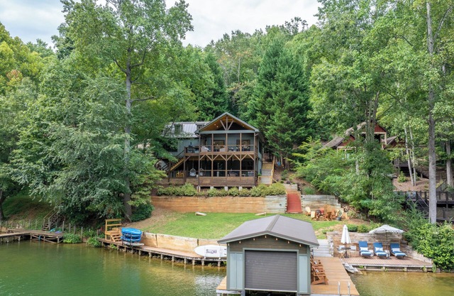 Garner Cove Lake House 4BR 3BA lakefront w/dock, fire pit, game room