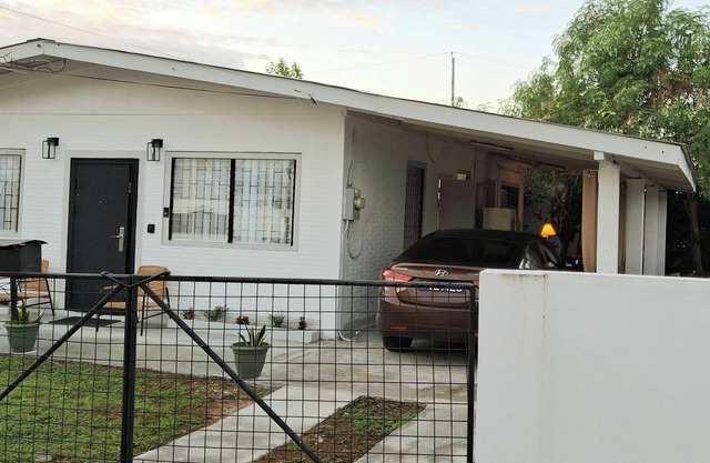 Garth HousenEntire house in Trincity WiFi, AC, Indoor/Outdoor Dinning Hot Water