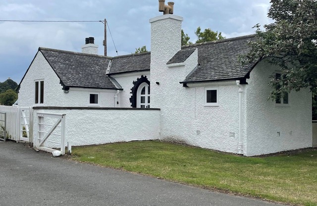 GATE LODGE, pet friendly, character holiday cottage in Linlithgow