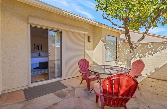 Gated comfort I-10/Grant. Private garage, resort pool & spa, ultra-fast Wi-Fi