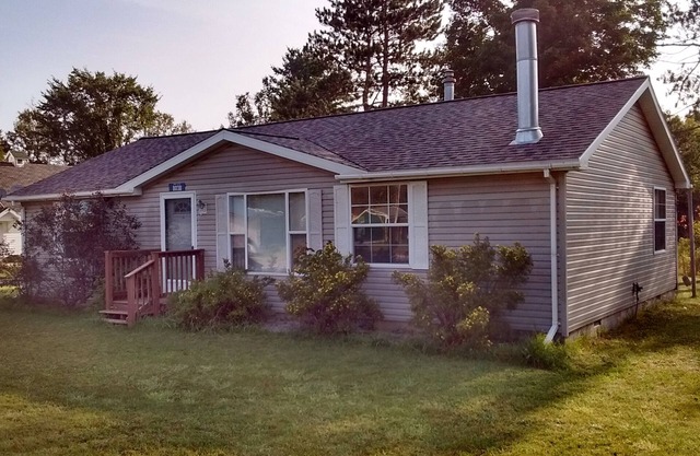 Gateway to Pictured Rocks & Seney NWR 2BR Cottage located on Manistique River