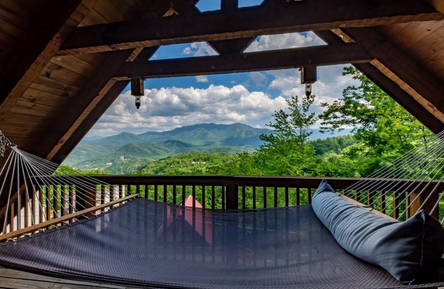 GATLINBURG LOG CABIN SPECTACULAR VIEWS HOT TUB LUXURY HONEYMOON ANNIVERSARY