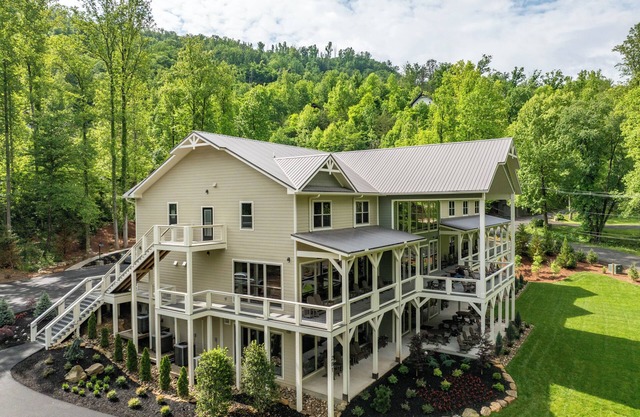 GATLINBURG LUXURY 21 BEDROOM! Elevator, Pool, Private Pavilion, Movie Theater.