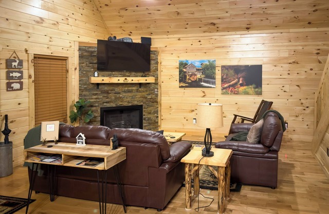 Gatlinburg Mountain Cabin: 4 Mi to National Park!