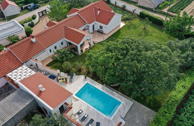 Gemütliches 3 Zimmer Hausteil mit Beheiztem Pool und 5 Minuten vom Meer Entfernt